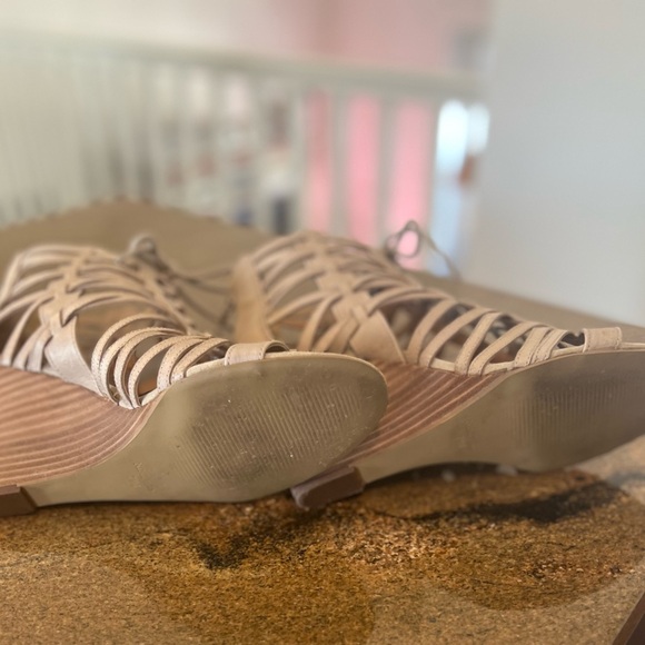 Nine West Forest Gladiator Light Tan Leather Wedge Sandal Shoe Heel 7.5 - Picture 4 of 4